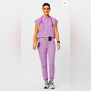 FIGS Zamora Joggers + Catarina Top Scrub Set S Lavender Dew